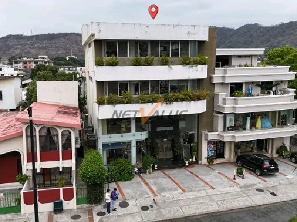 Edificio comercial en alquiler en Urdesa, Guayaquil · 927 m²