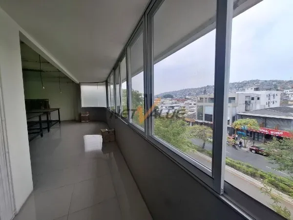 Edificio comercial en alquiler en Urdesa, Guayaquil · 927 m², foto 4