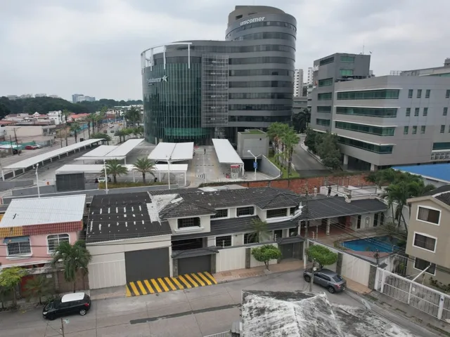 Edificio comercial en alquiler y venta en Urdenor, Guayaquil · 430 m²